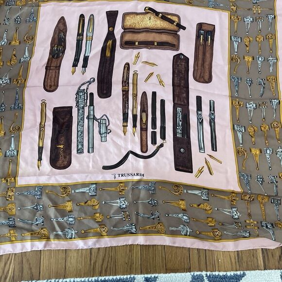 Lovely Vintage Trussardi Scarf  34 In Sq Very Good Condition - Picture 3 of 6